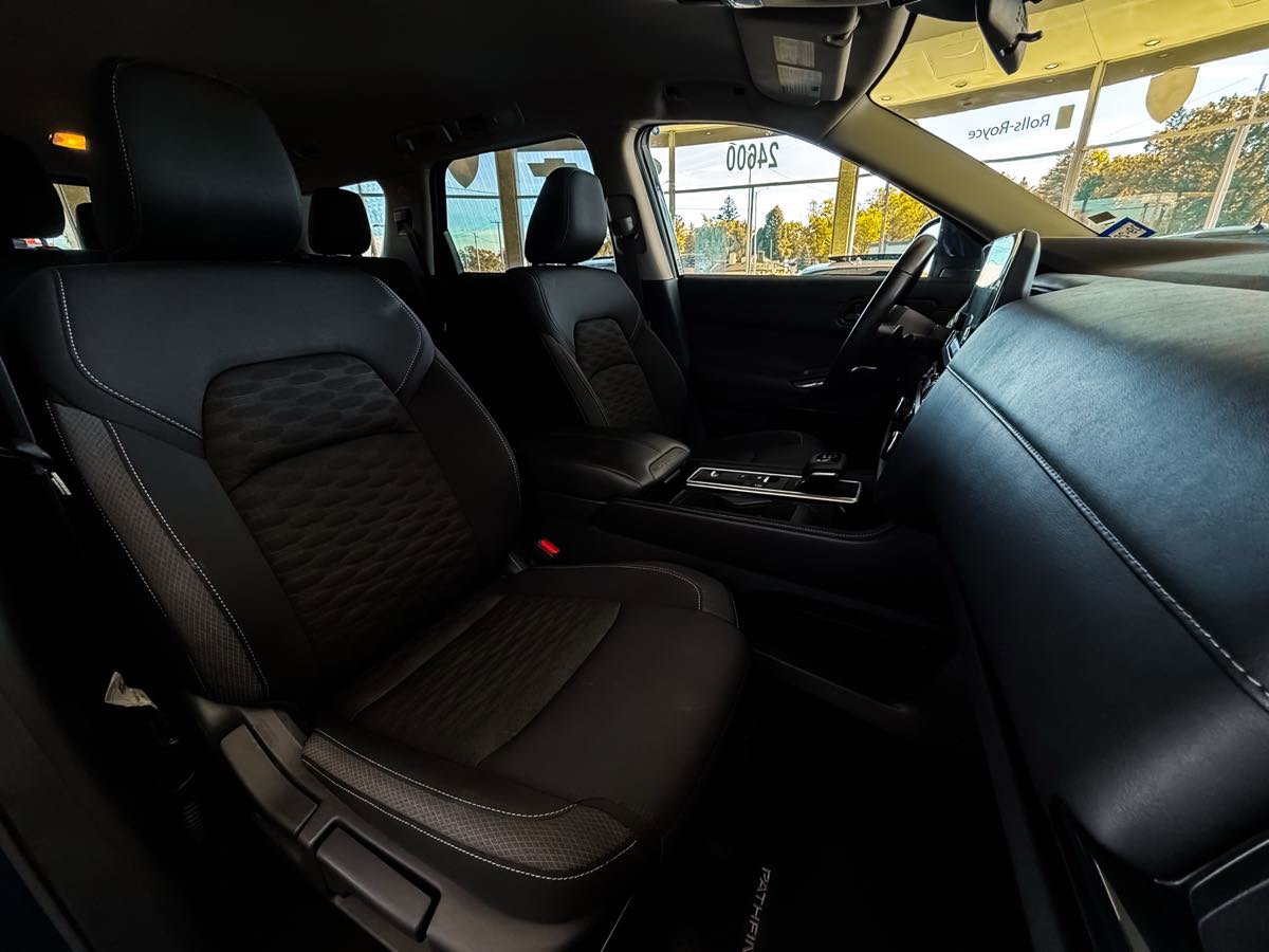 Used 2025 Nissan Pathfinder SV image 34