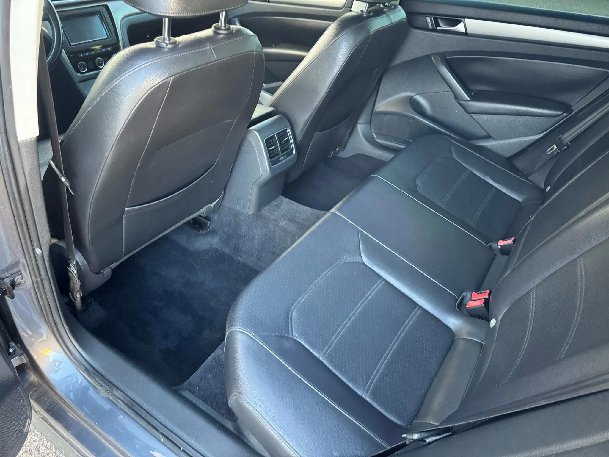 Used 2014 Volkswagen Passat TDI SE FWD image 19