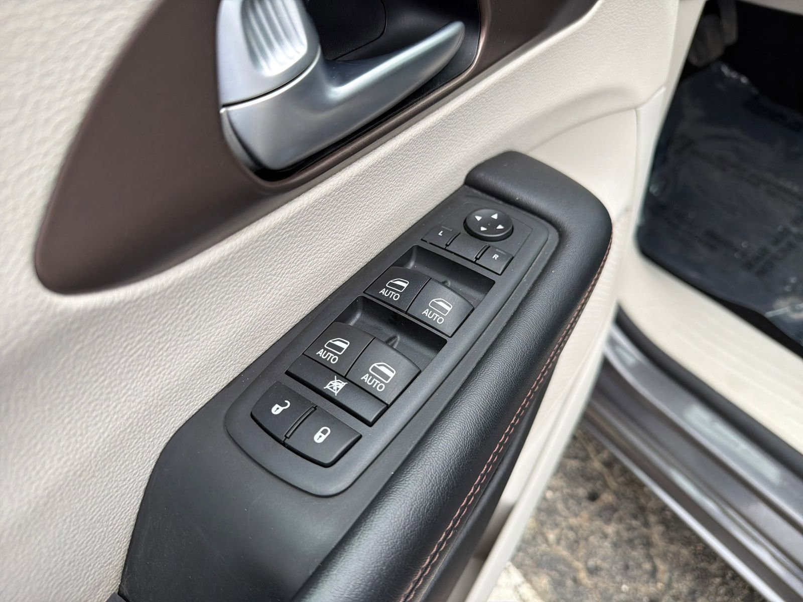 Used 2018 Chrysler Pacifica Touring-L Plus w/ Tire & Wheel Group FWD image 12