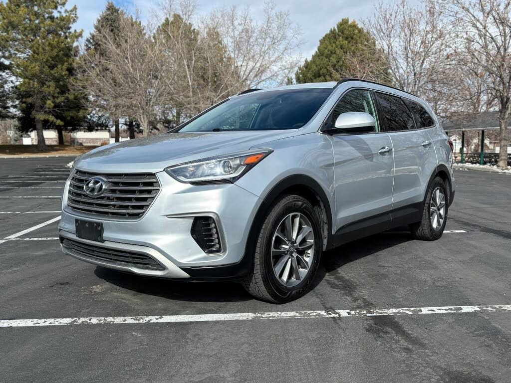 Used 2017 Hyundai Santa Fe SE image 1