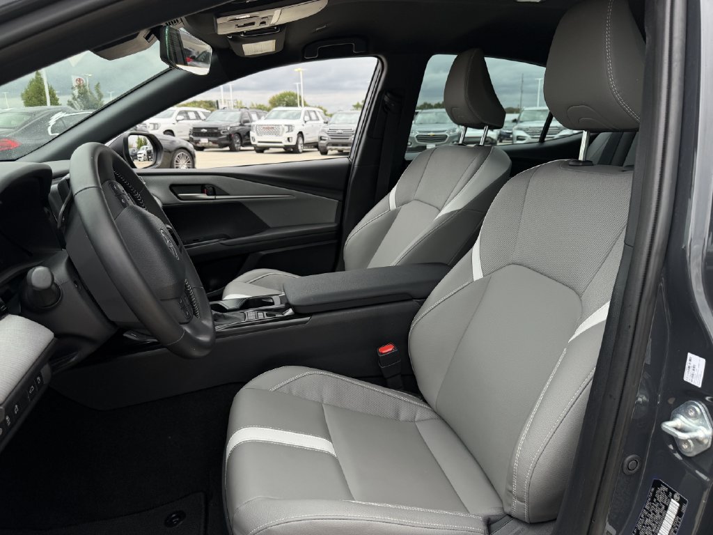 Used 2025 Toyota Camry SE FWD image 24