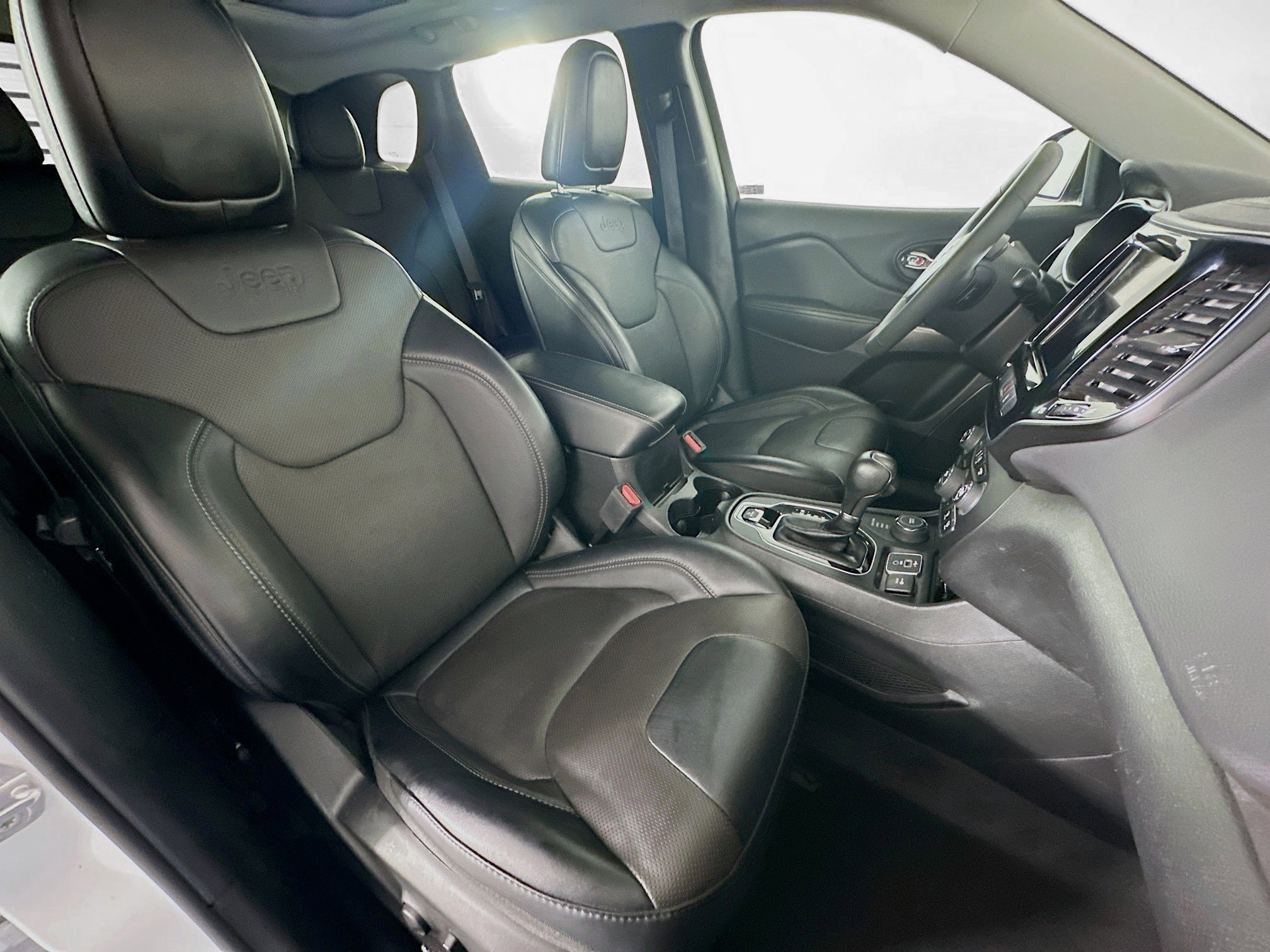 Used 2022 Jeep Cherokee Limited image 32