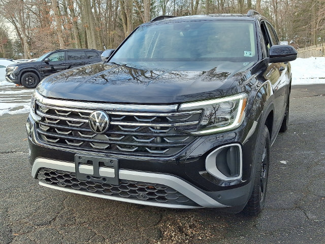 Certified 2025 Volkswagen Atlas Peak Edition SE AWD/4WD image 4