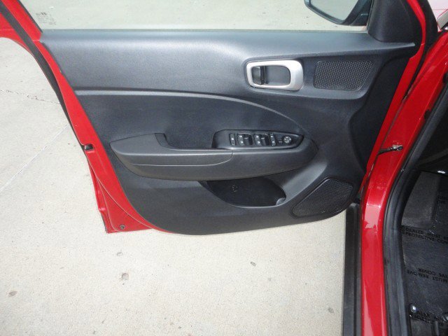 Used 2023 Hyundai Venue SE image 3