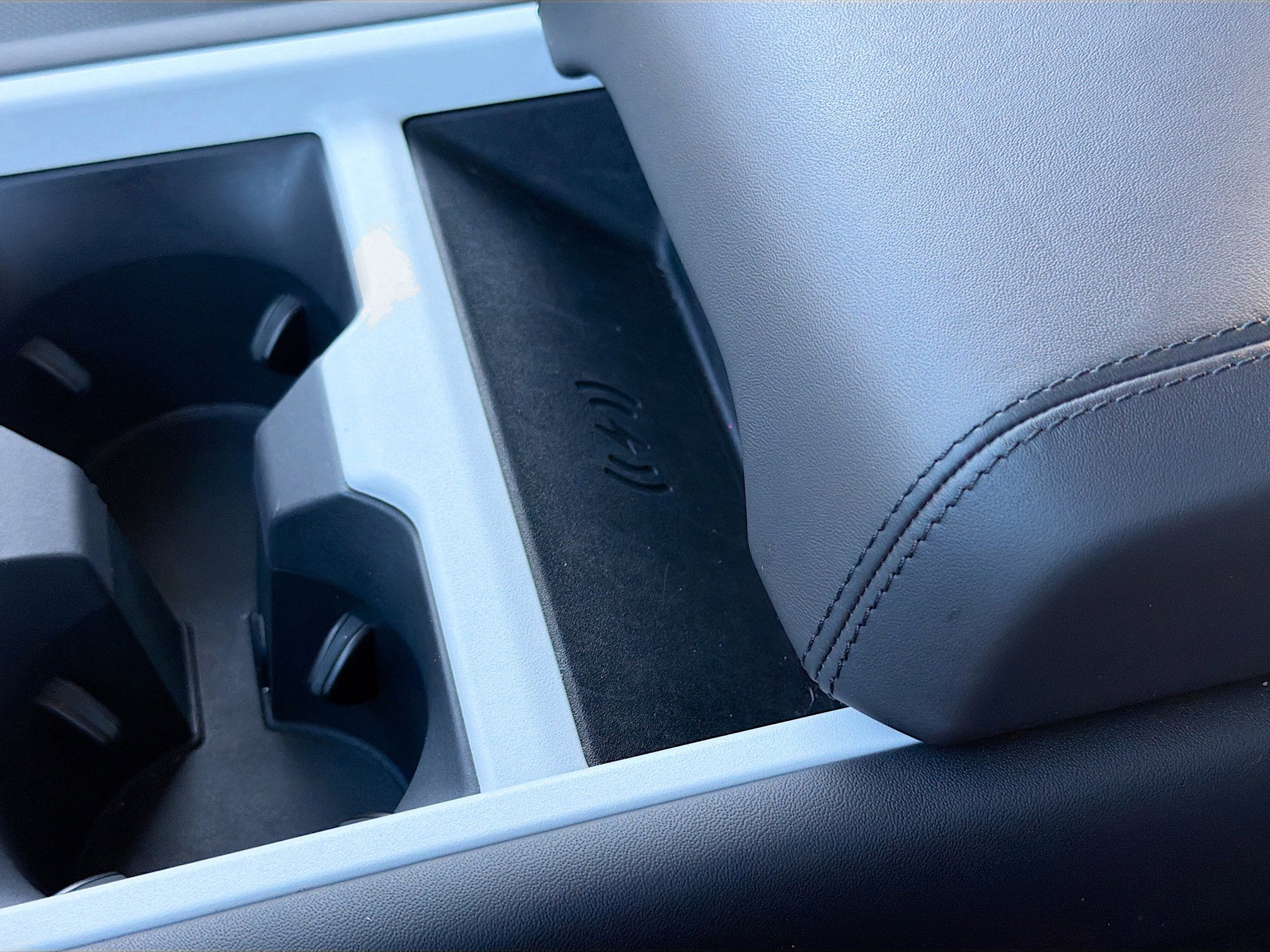 Used 2025 Land Rover Defender 130 S image 32