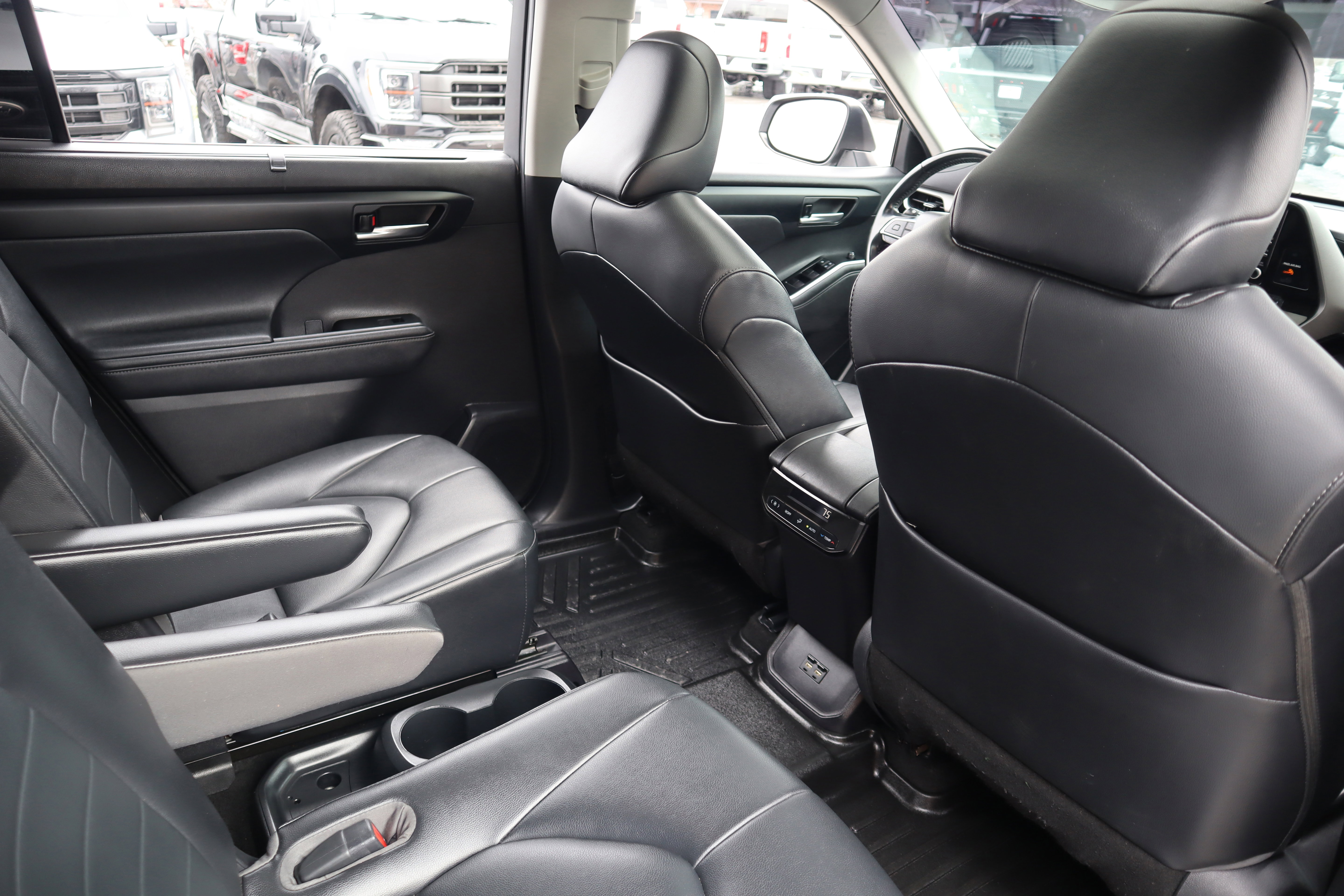 Used 2021 Toyota Highlander XLE image 30