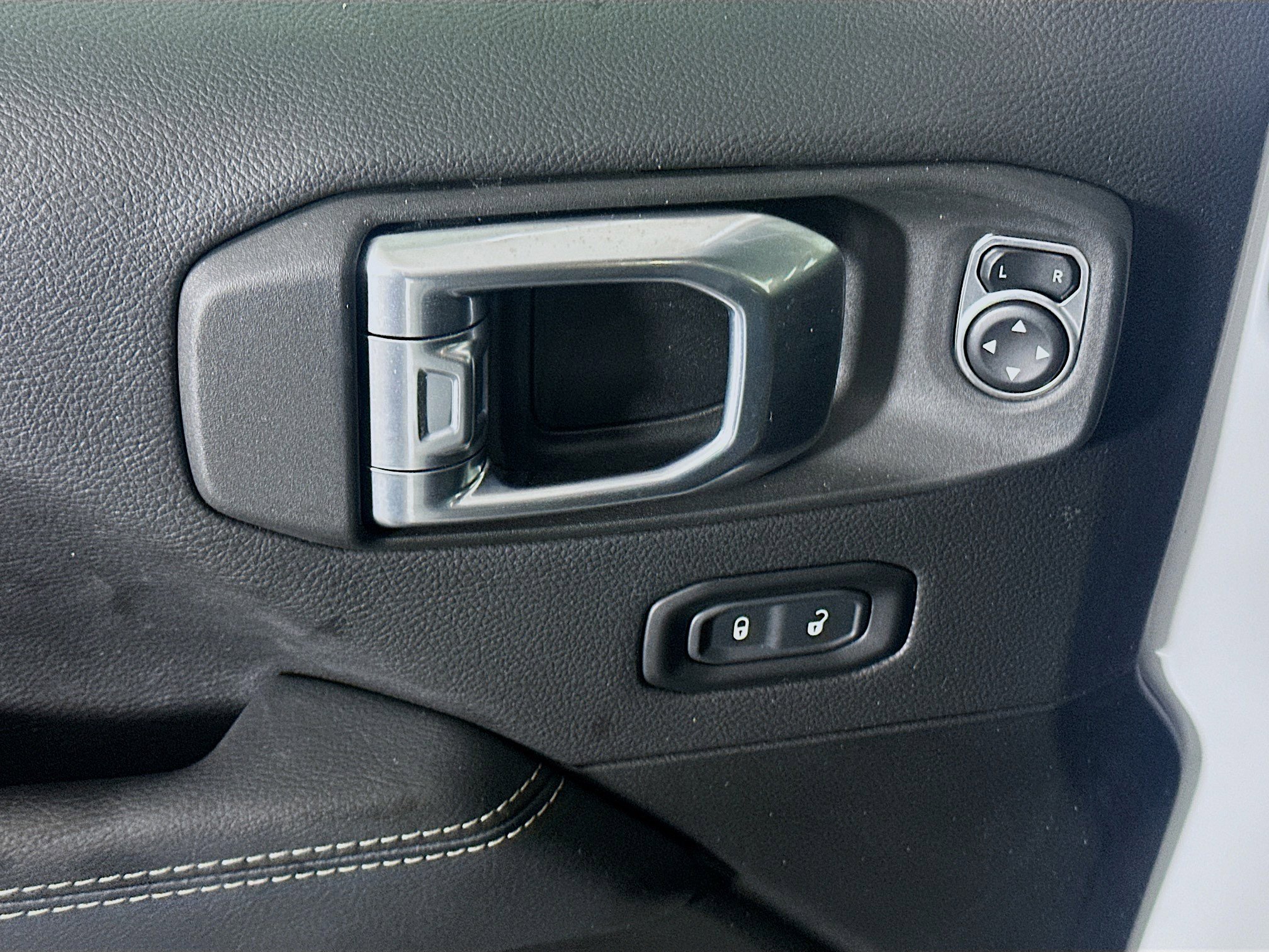 Used 2023 Jeep Wrangler Sahara image 15