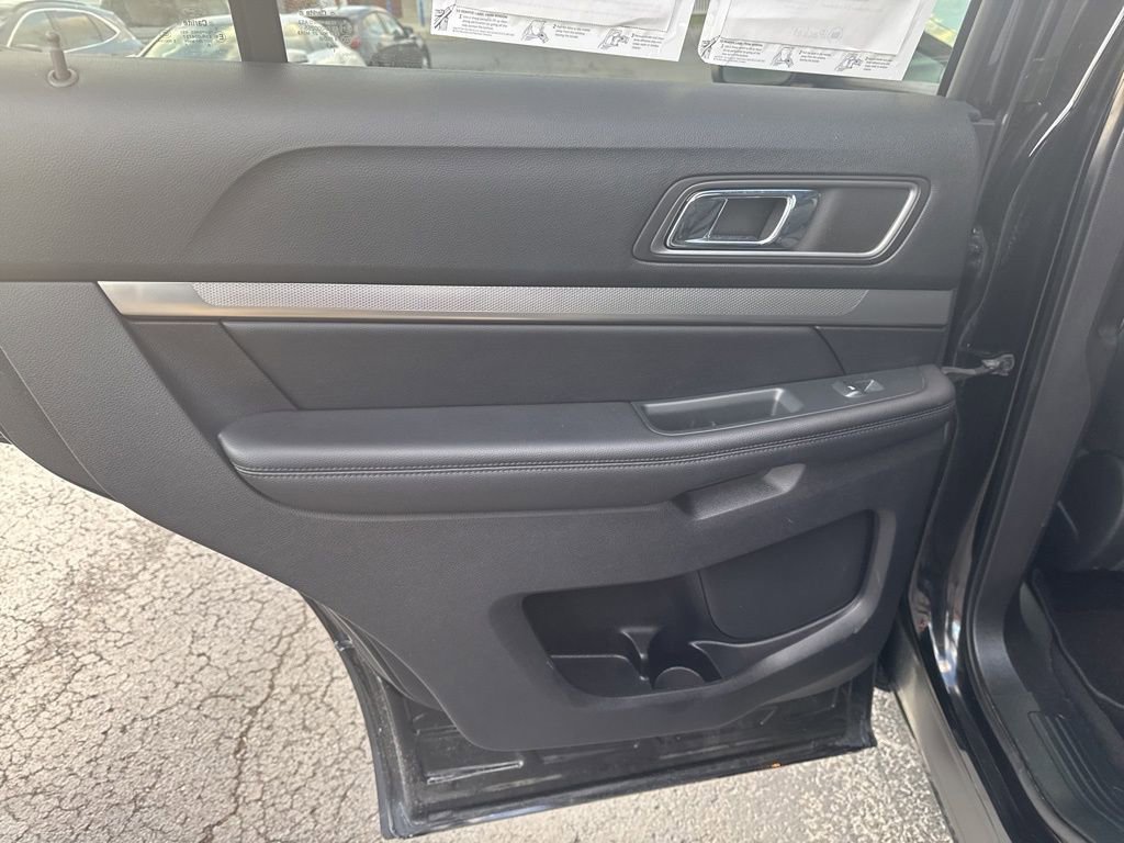 Used 2018 Ford Explorer XLT image 38