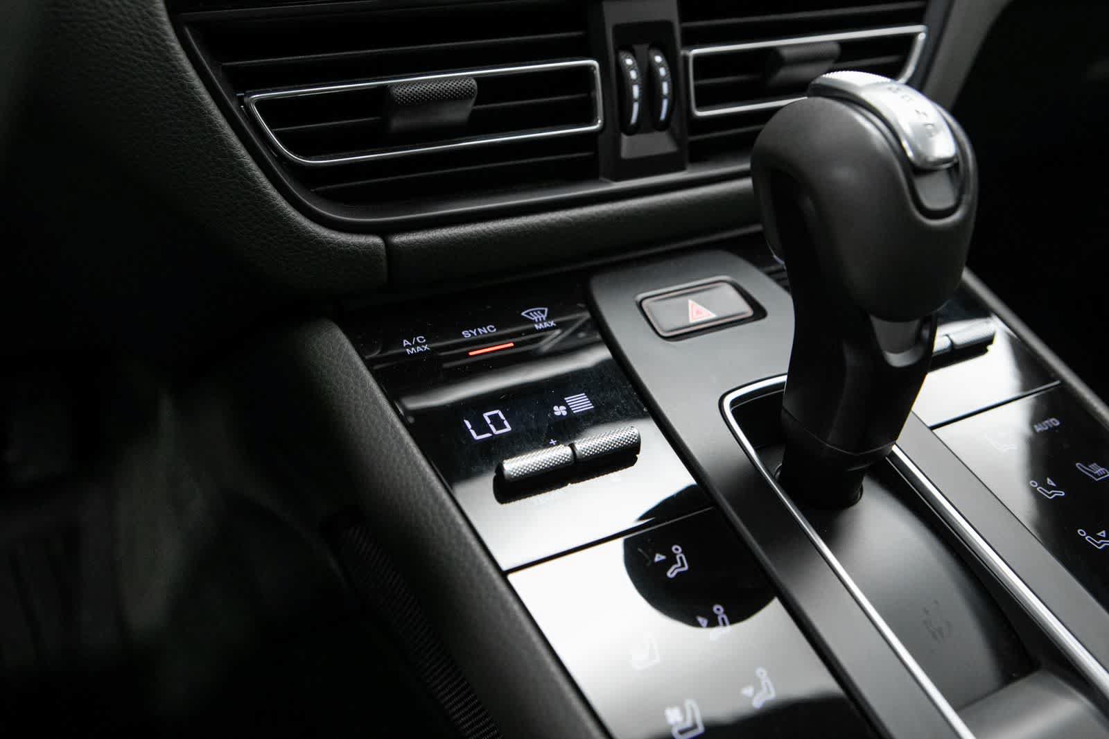 Certified 2023 Porsche Macan AWD/4WD image 27