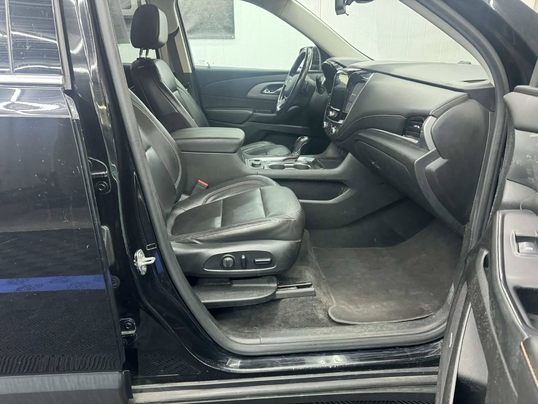 Used 2020 Chevrolet Traverse LT w/ LT Premium Package AWD/4WD image 5