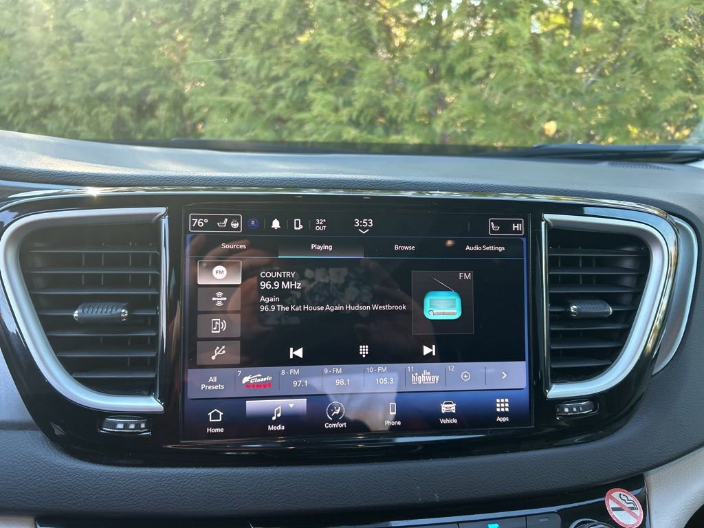 Used 2024 Chrysler Pacifica Touring-L image 17