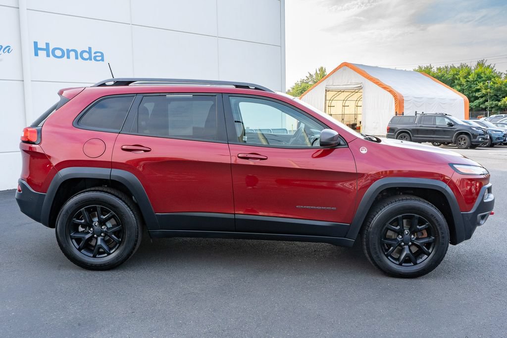 Used 2017 Jeep Cherokee Trailhawk AWD/4WD image 14