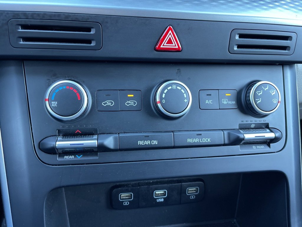 Certified 2023 Kia Carnival LX image 12