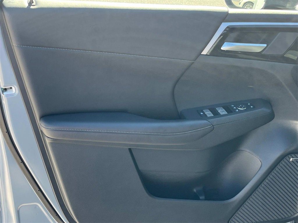 New 2025 Mitsubishi Outlander SE image 11