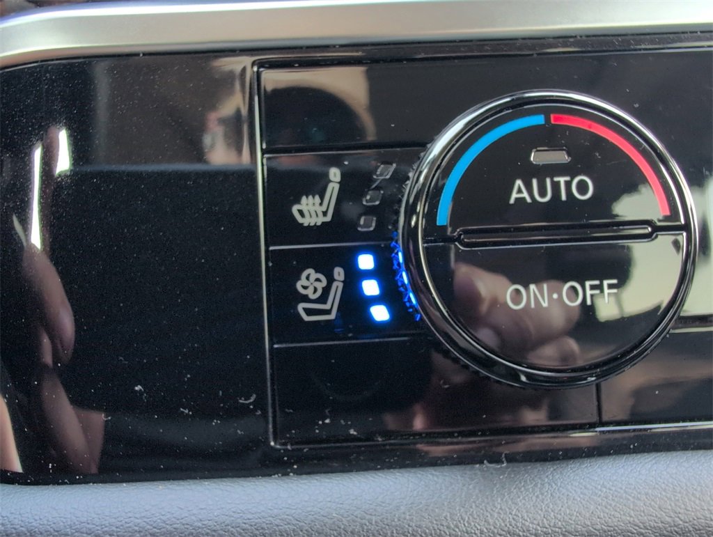 Used 2024 Nissan Pathfinder Platinum image 25