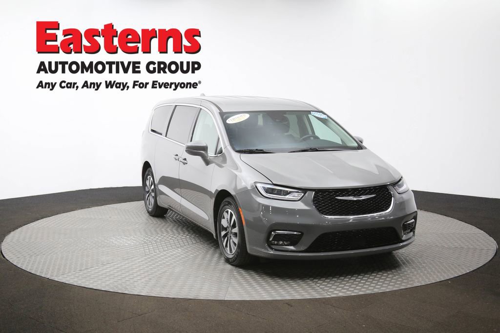 Used 2022 Chrysler Pacifica Touring-L image 51