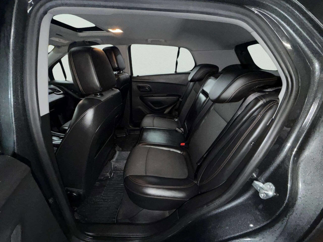 Used 2019 Chevrolet Trax LT w/ Sun & Sound Package AWD/4WD image 17