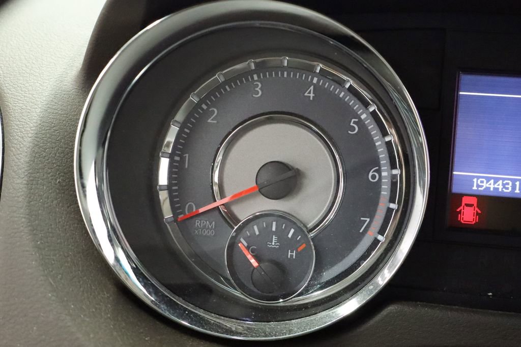 Used 2014 Chrysler Town & Country Touring FWD image 20