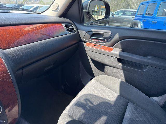 Used 2014 Chevrolet Suburban LS image 25