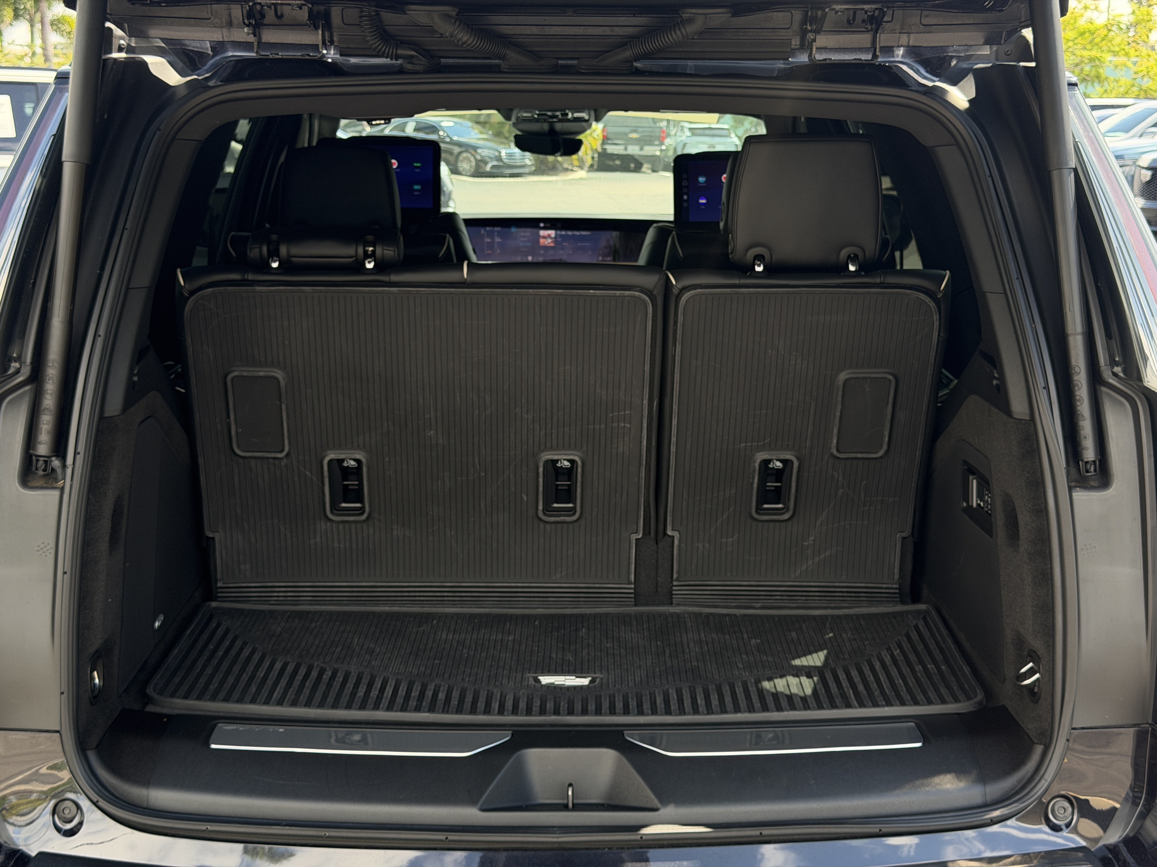 Certified 2024 Cadillac Escalade ESV Sport Platinum w/ LPO, ONYX Package AWD/4WD image 11