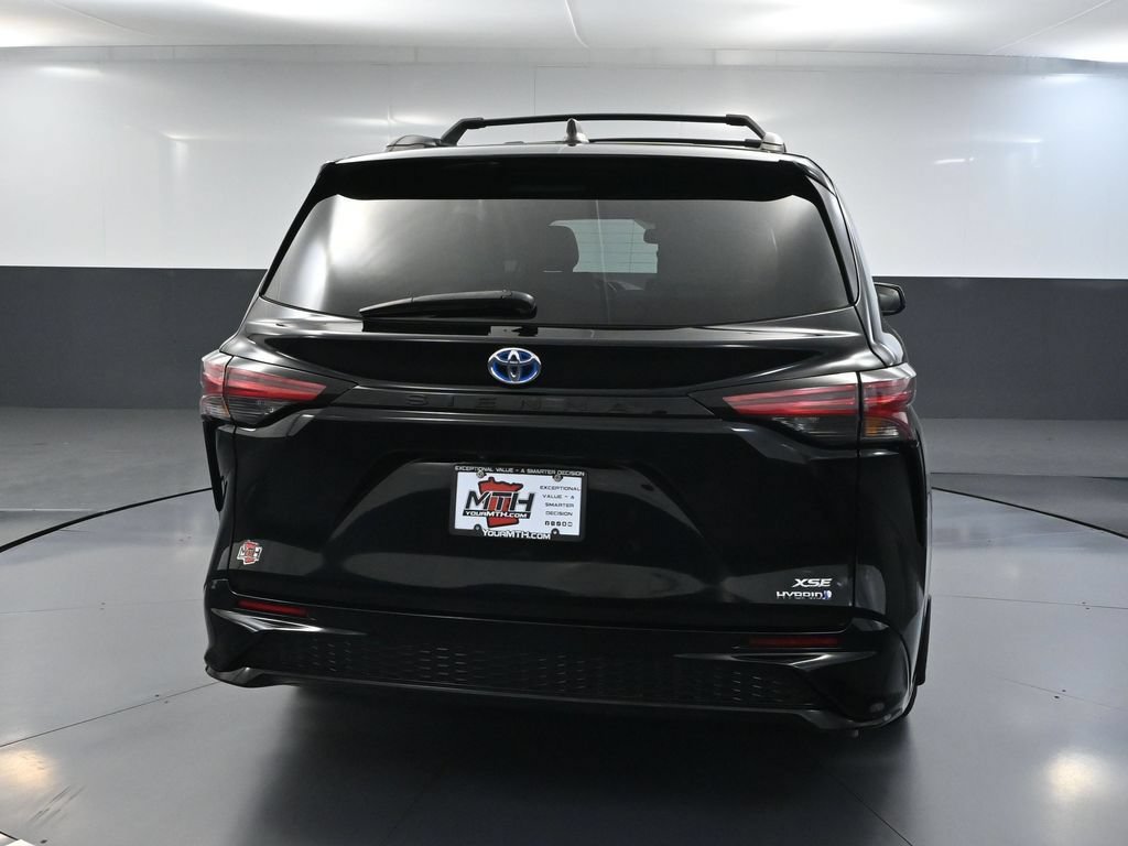 Used 2021 Toyota Sienna XSE FWD image 4