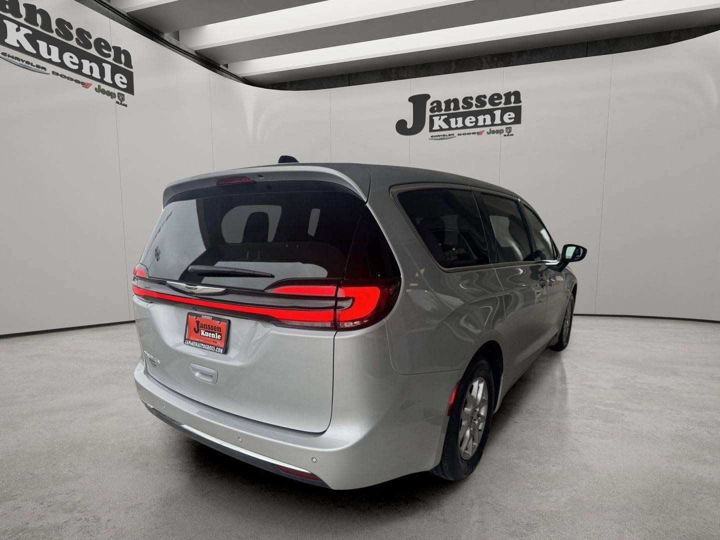 Used 2024 Chrysler Pacifica Touring-L FWD image 3
