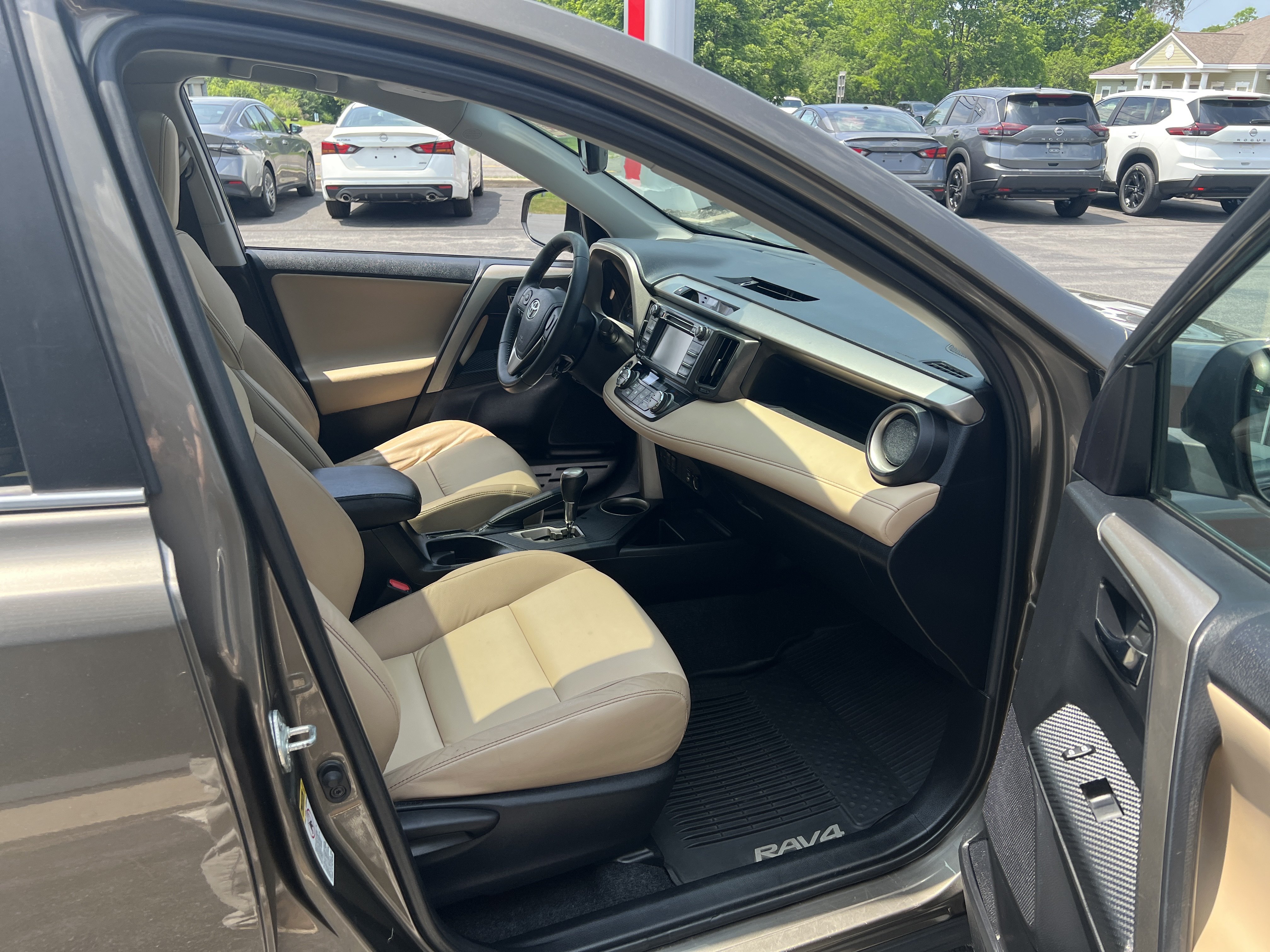Used 2014 Toyota RAV4 Limited w/ Technology Package AWD/4WD image 10