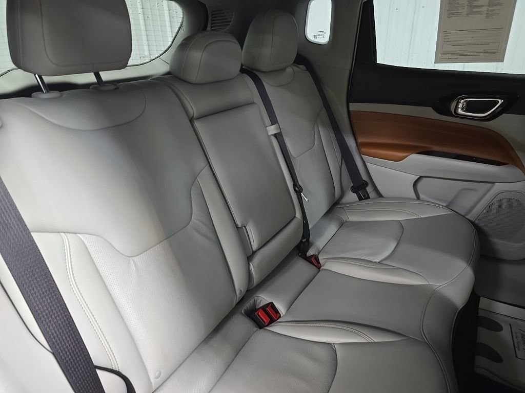 Used 2022 Jeep Compass Limited image 15