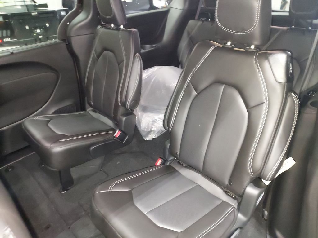 New 2026 Chrysler Pacifica Select w/ S Appearance Package image 28