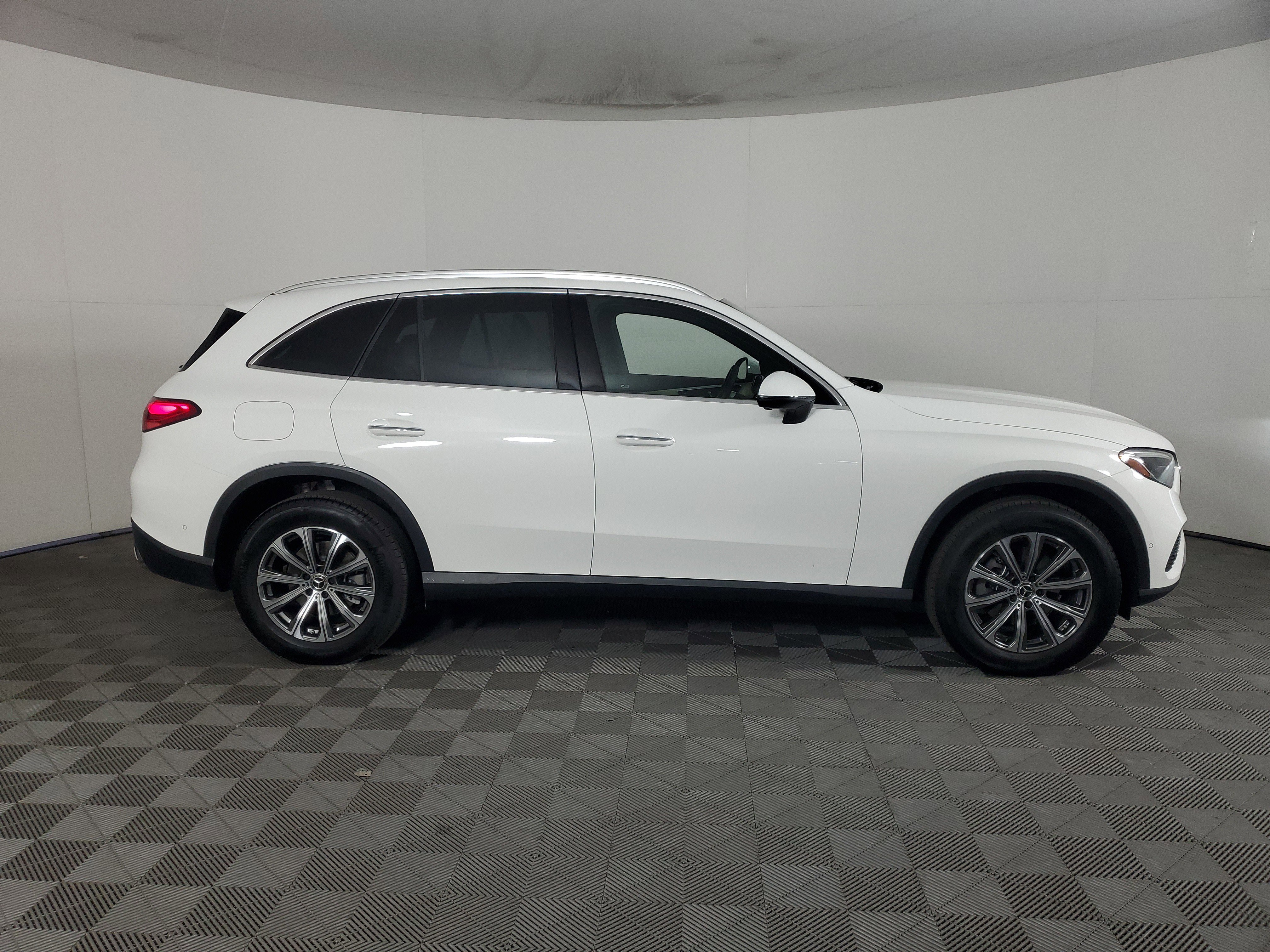 Used 2023 Mercedes-Benz GLC 300 image 3