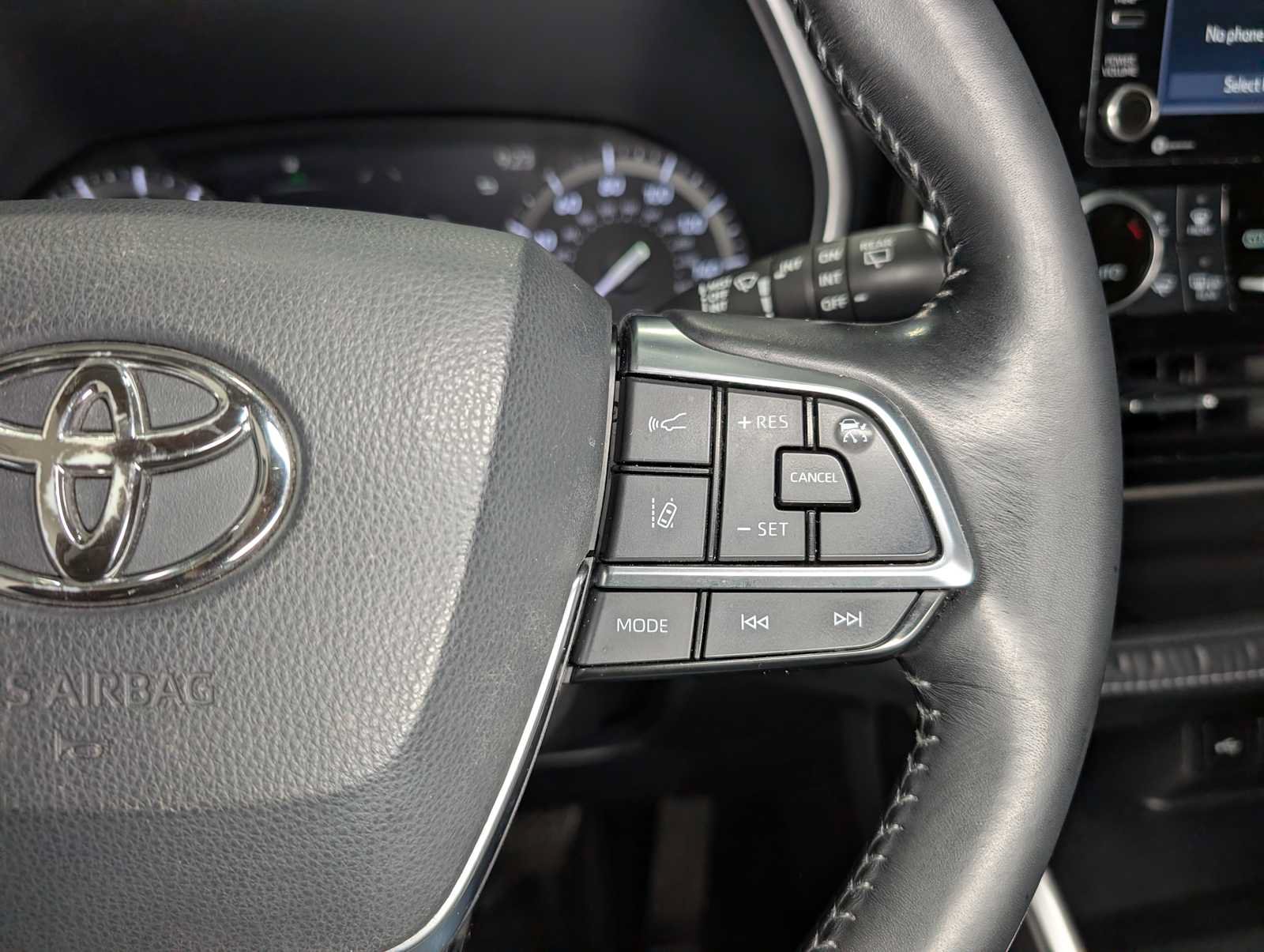 Used 2021 Toyota Highlander XLE AWD/4WD image 40