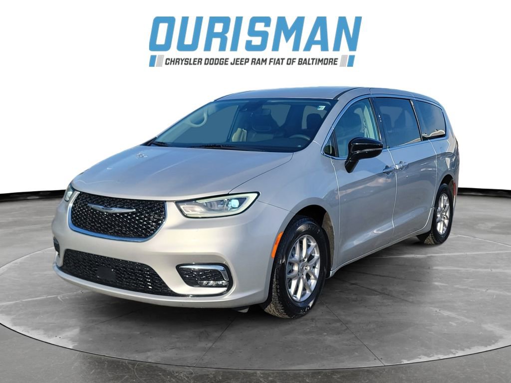 Used 2024 Chrysler Pacifica Touring-L FWD image 2