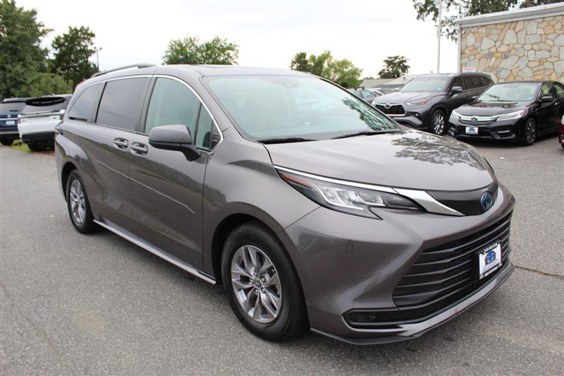 Used 2023 Toyota Sienna LE w/ LE Plus Package FWD image 9