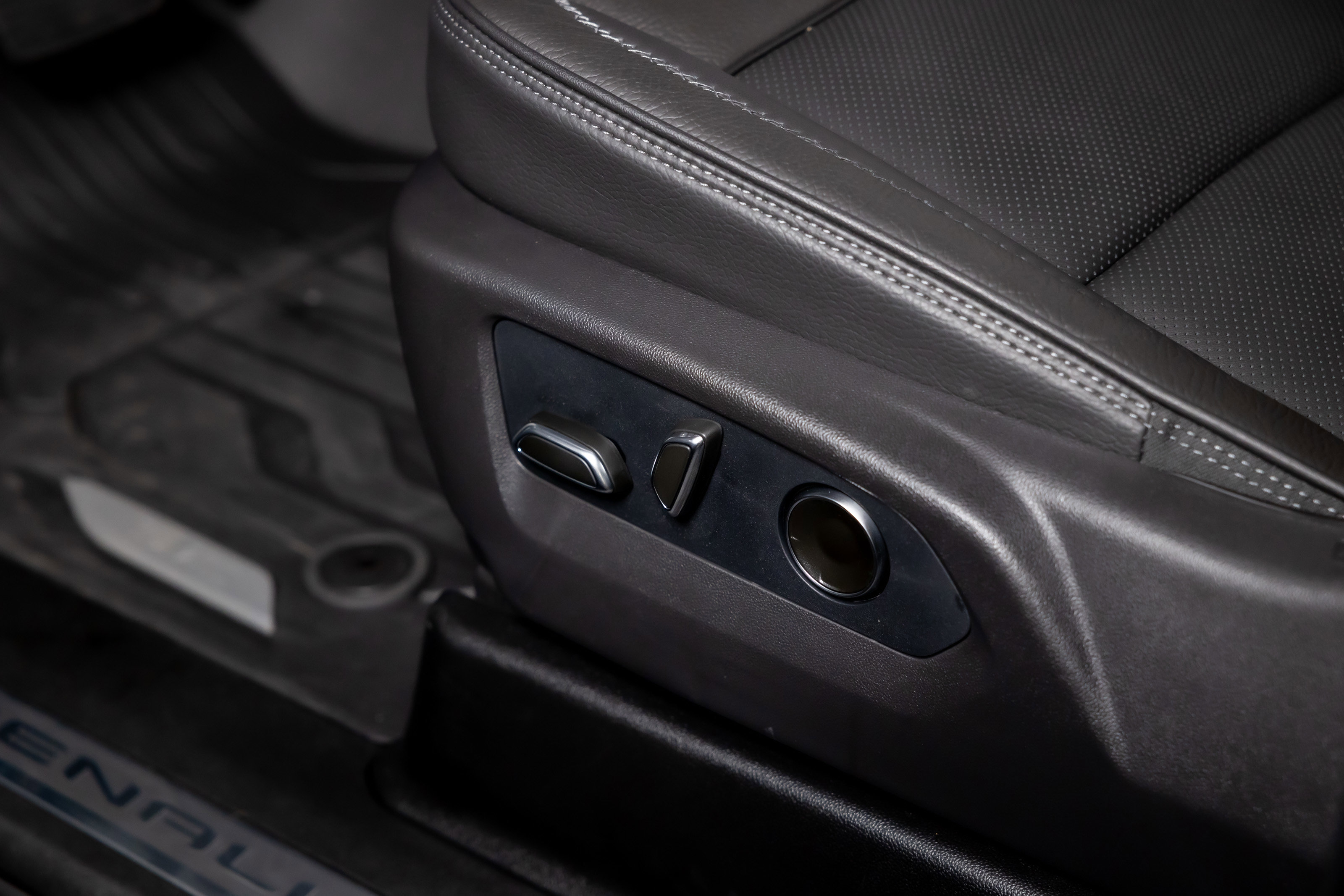 Used 2026 GMC Yukon XL Denali w/ Sun & Power Step Package image 17