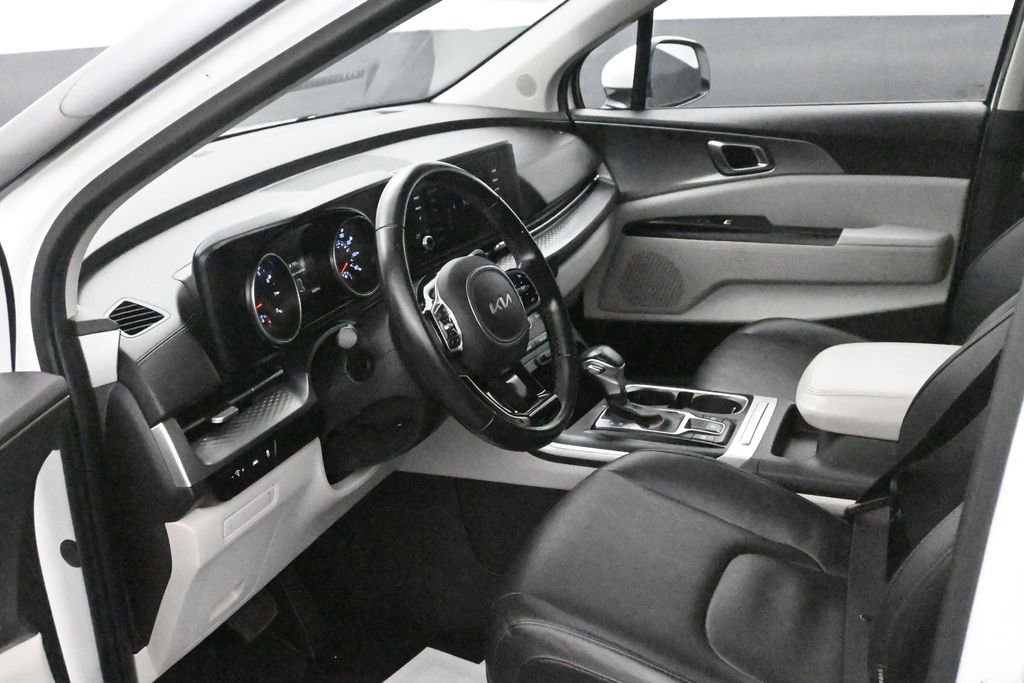 Used 2022 Kia Carnival LX FWD image 10