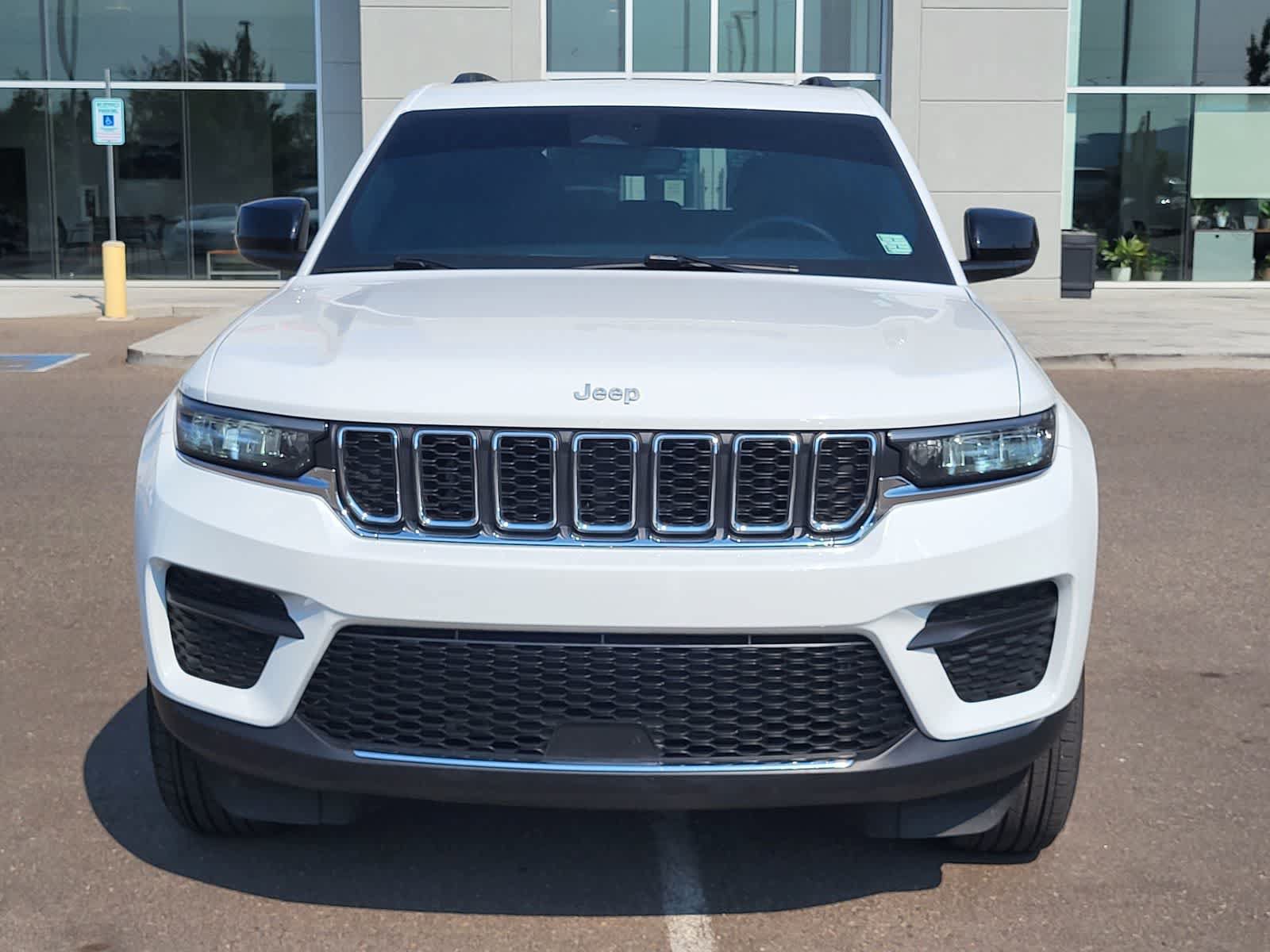 Used 2024 Jeep Grand Cherokee Laredo X AWD/4WD image 2