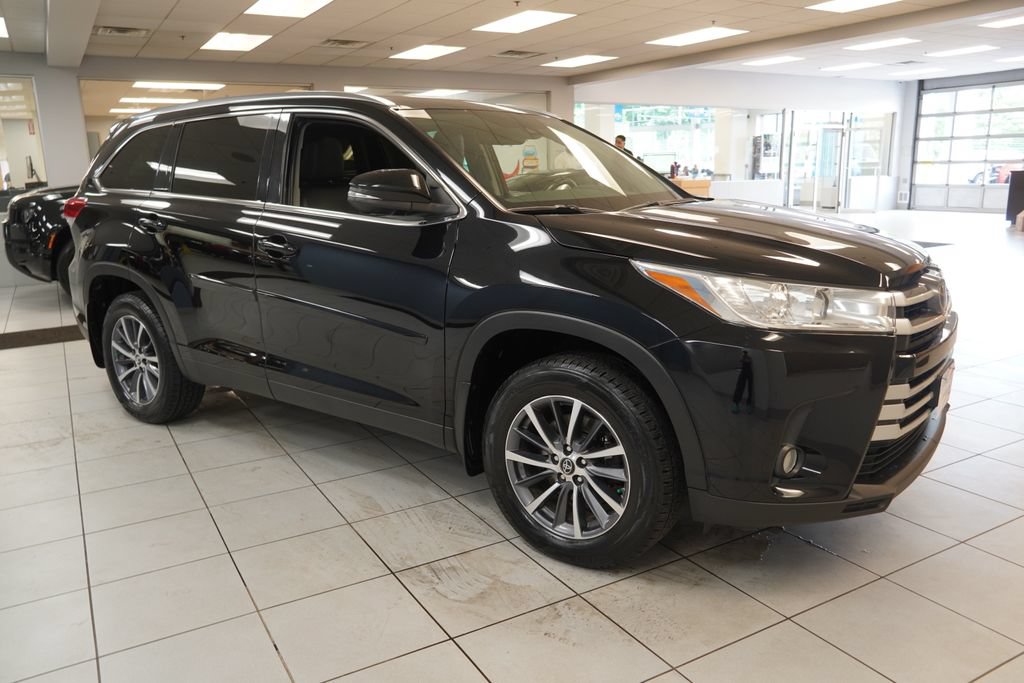 Used 2019 Toyota Highlander XLE AWD/4WD image 16