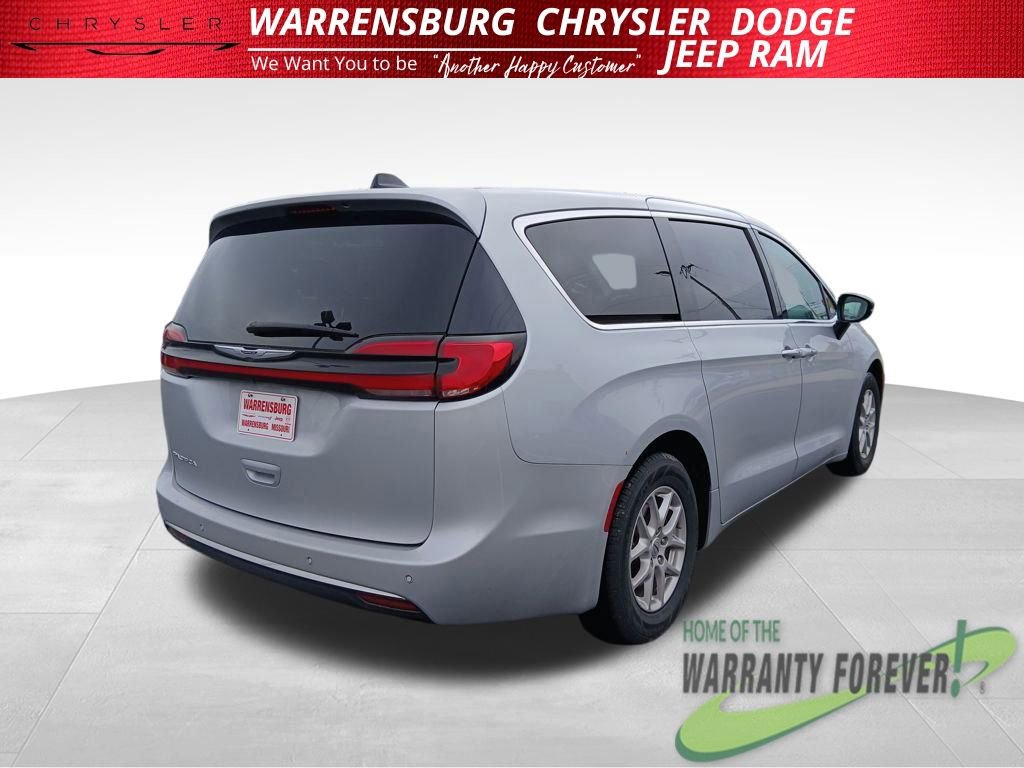Used 2024 Chrysler Pacifica Touring-L image 3