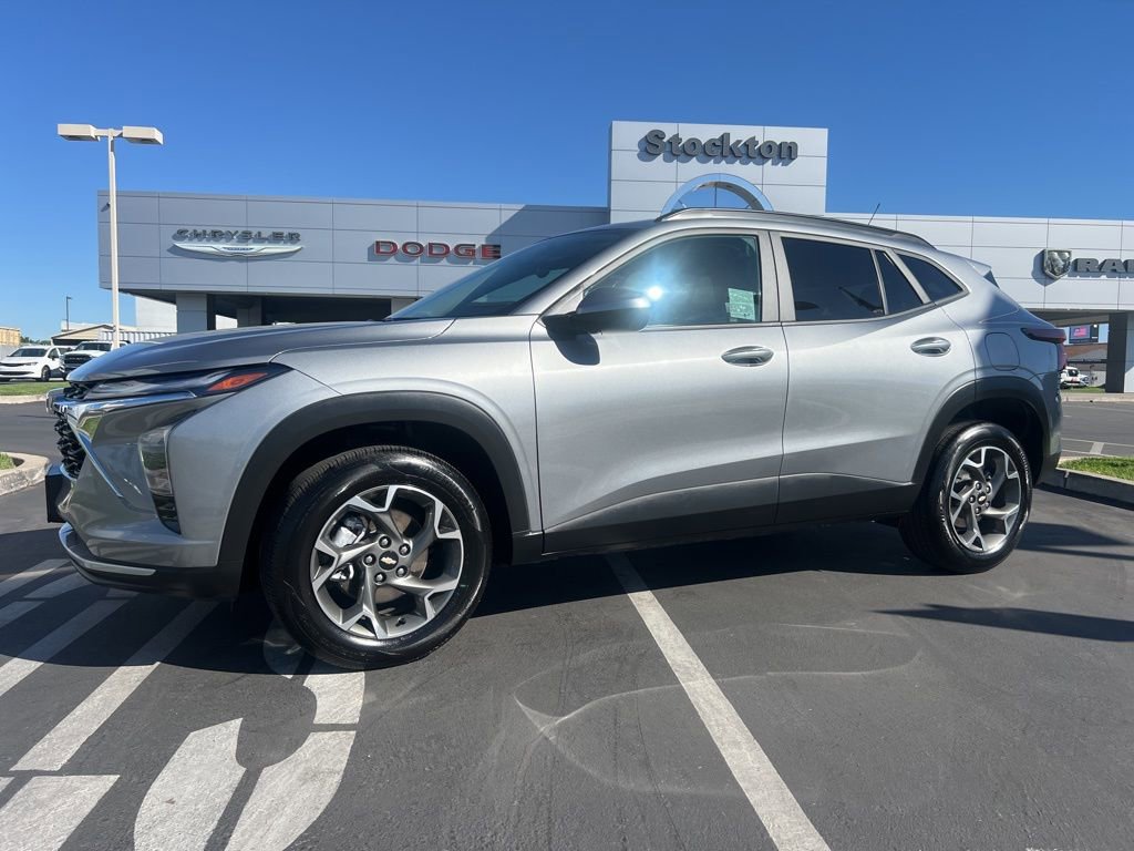 Used 2025 Chevrolet Trax LT FWD image 1