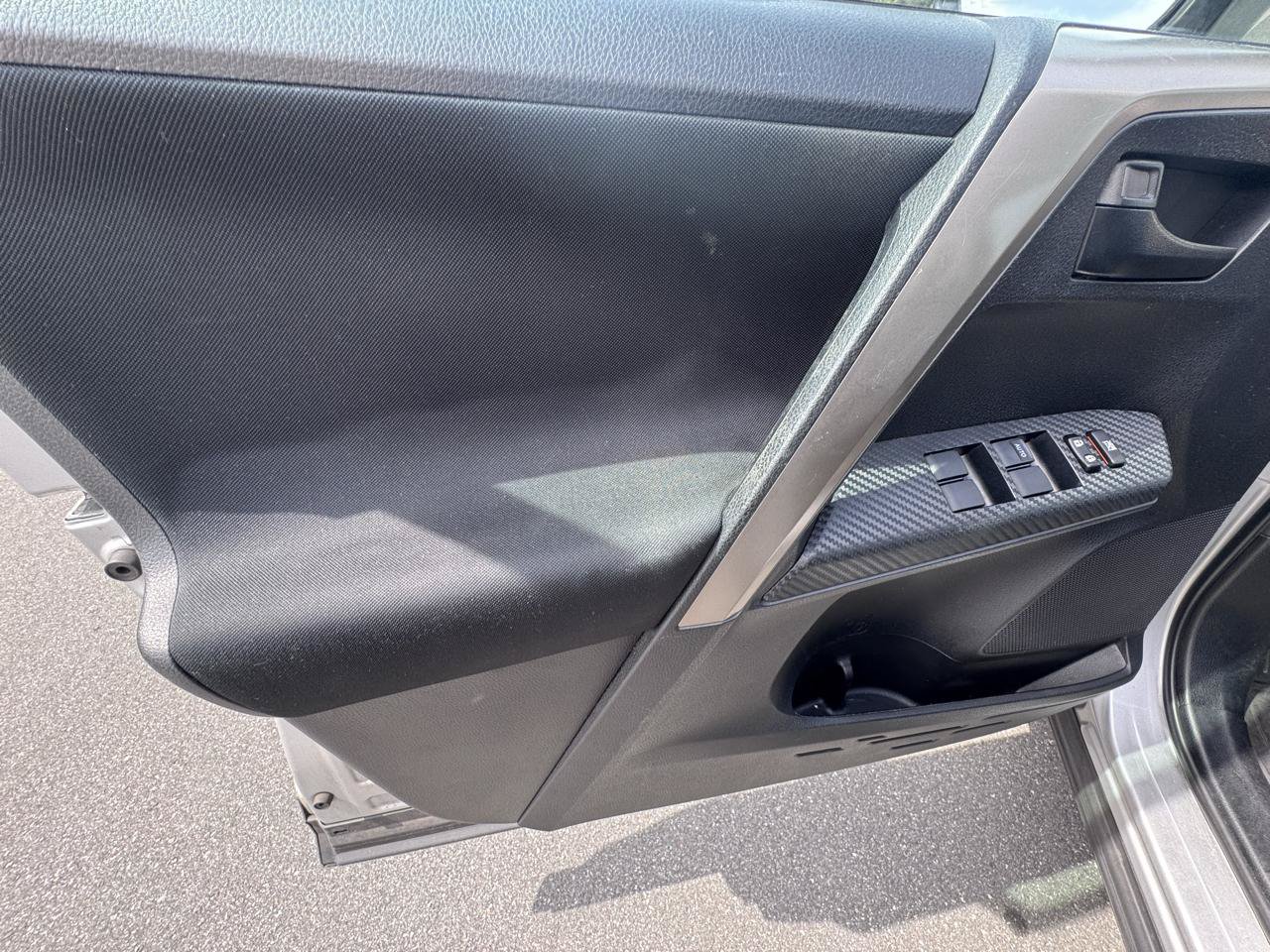 Used 2015 Toyota RAV4 LE AWD/4WD image 18