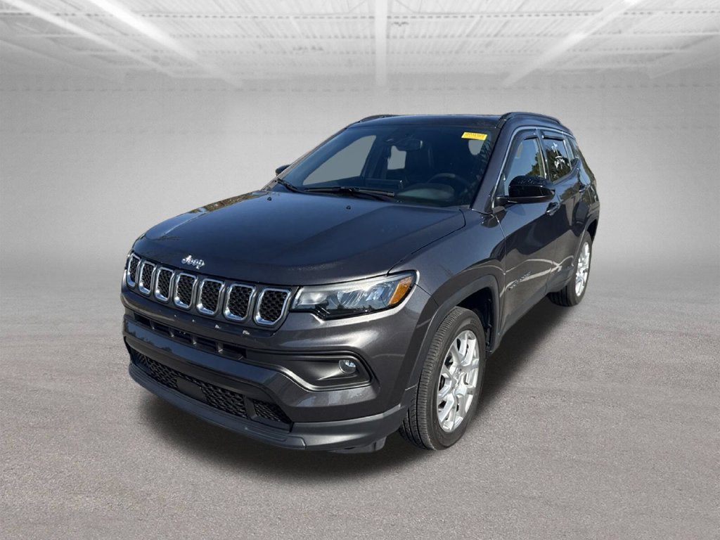 Used 2024 Jeep Compass Latitude w/ Sun and Sound Group AWD/4WD image 3