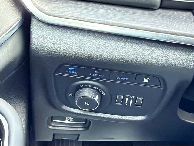 Used 2023 Jeep Grand Cherokee Overland w/ Luxury Tech Group IV AWD/4WD image 34