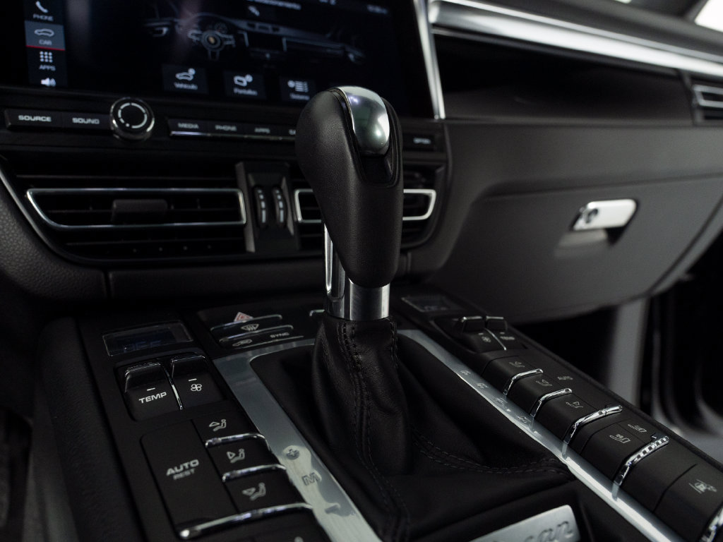 Certified 2021 Porsche Macan Turbo AWD/4WD image 30