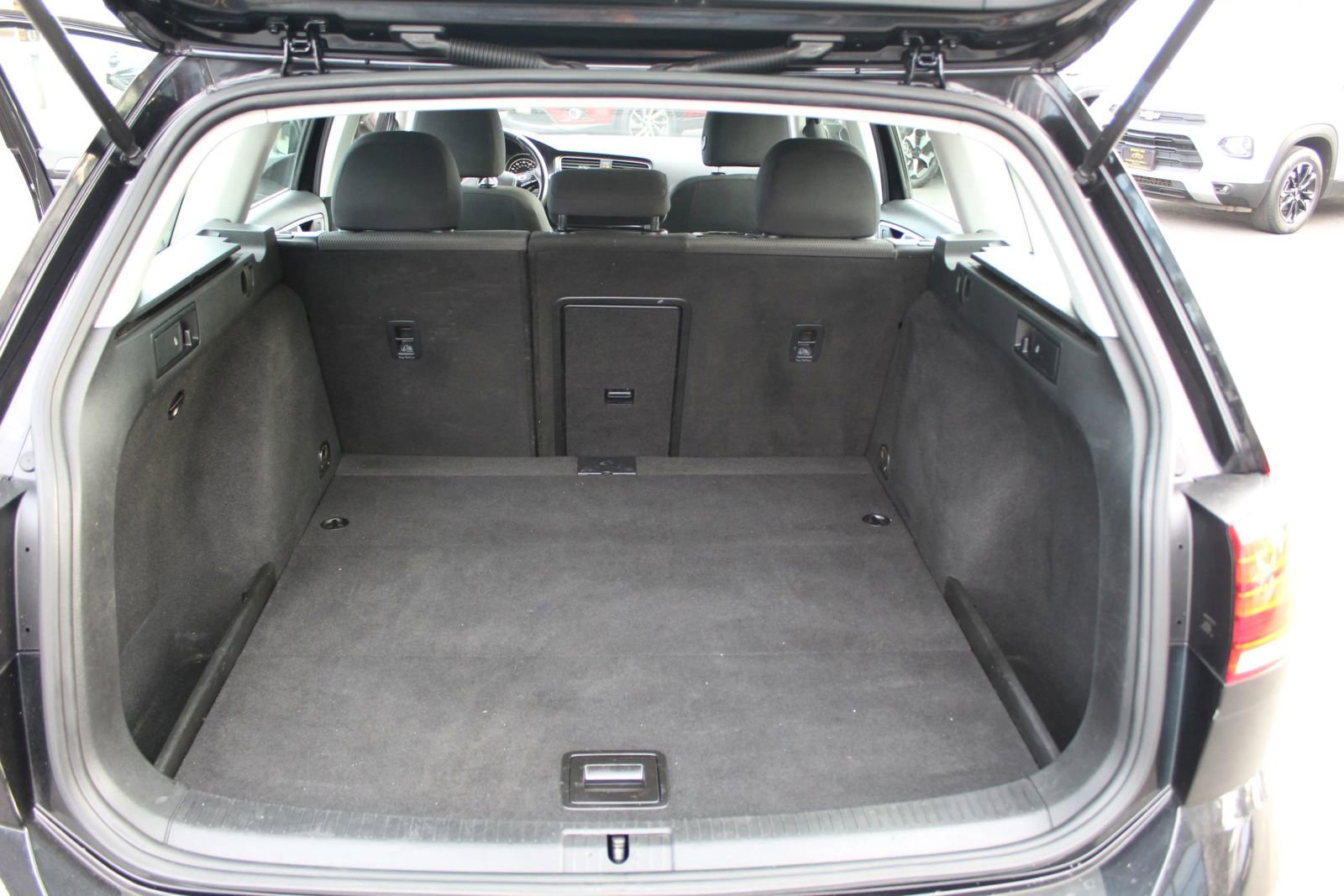 Used 2019 Volkswagen Golf S image 28