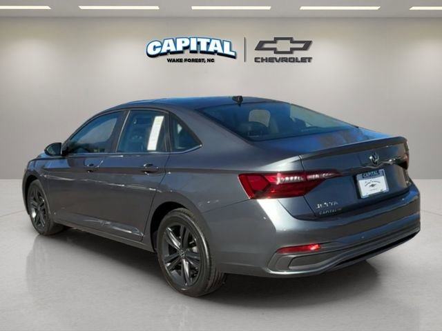 Used 2023 Volkswagen Jetta SE image 3