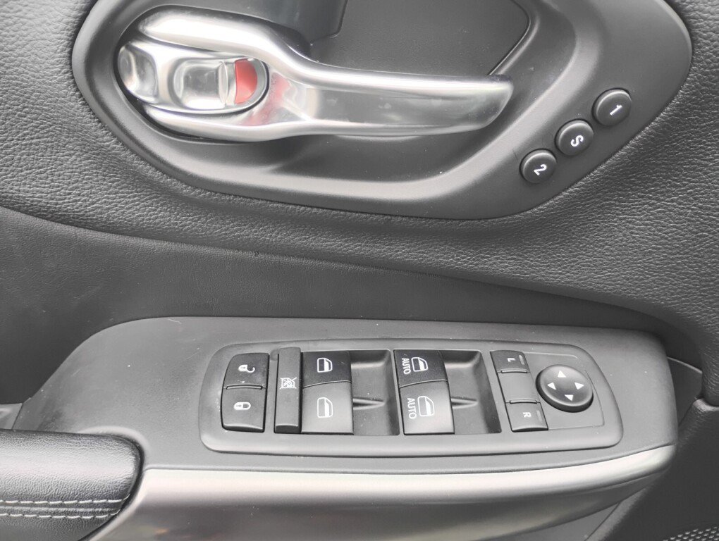 Used 2019 Jeep Cherokee Limited AWD/4WD image 13