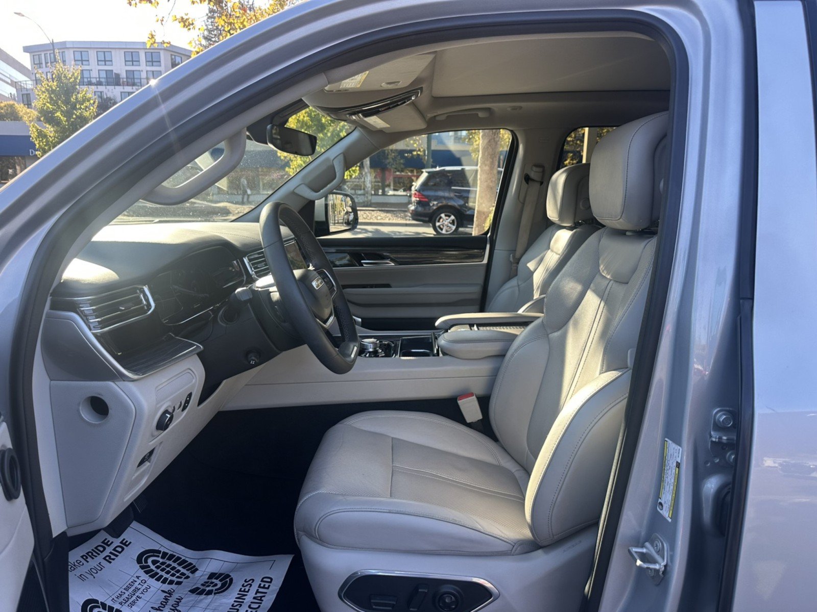 Used 2022 Jeep Wagoneer Series III w/ Premium Group I AWD/4WD image 18