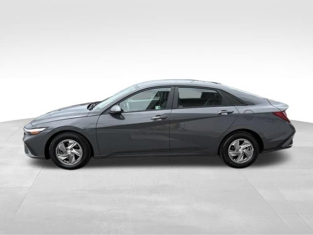 Used 2024 Hyundai Elantra SE FWD image 12