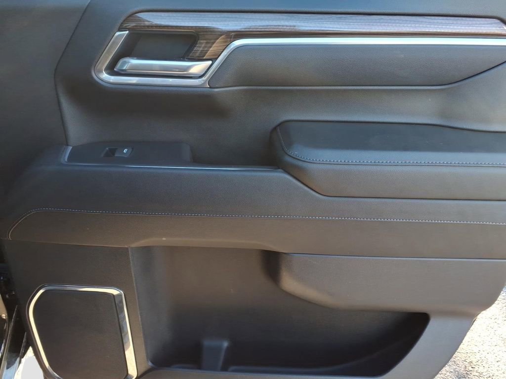 Used 2025 Chevrolet Silverado 1500 LT image 10