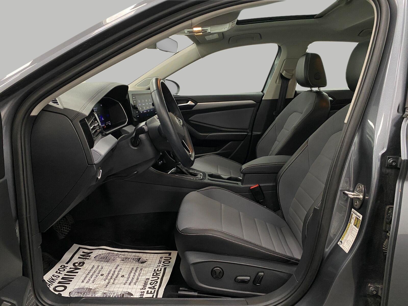 Certified 2025 Volkswagen Jetta SE FWD image 26